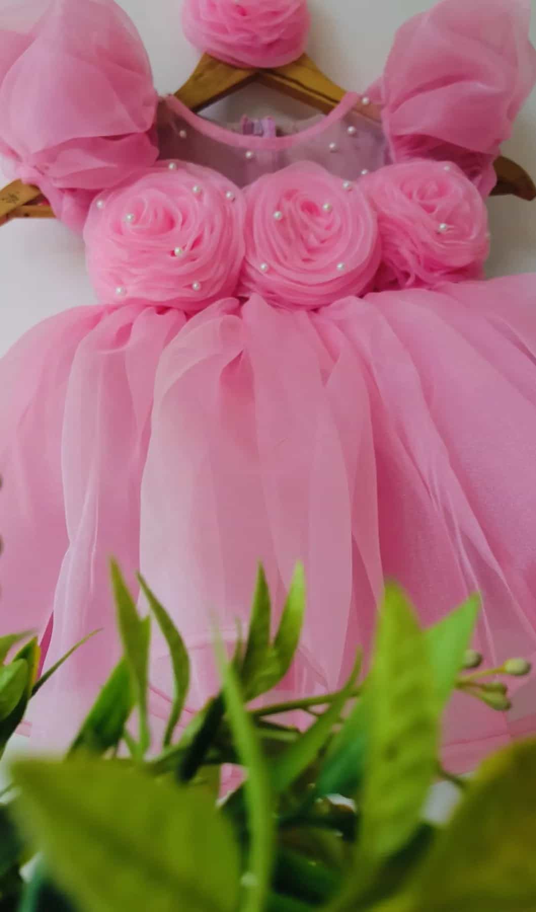 Stylish girls' organza dress with puffy sleeves and floral design