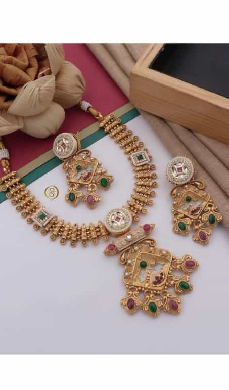 Antique-style gold-plated necklace and earrings