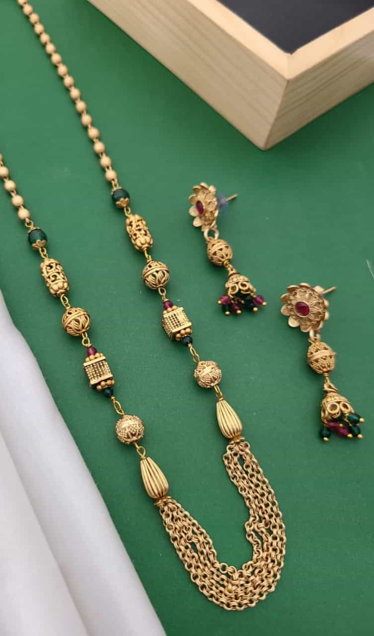 Vintage-inspired gold-plated jewelry set 