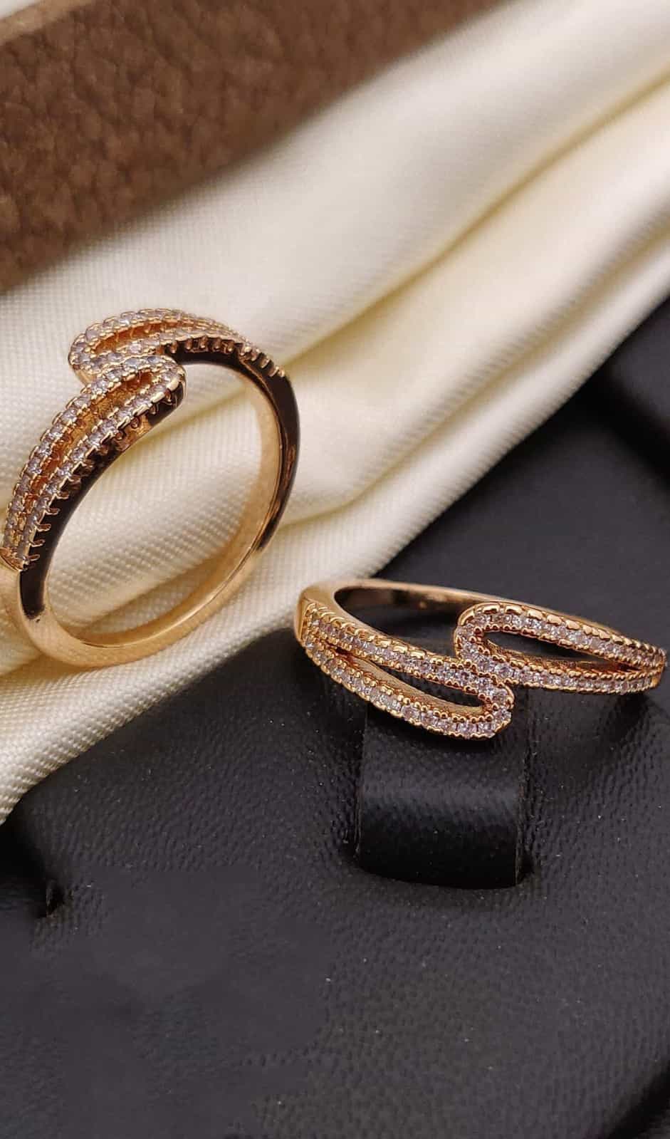 Rose gold finger ring embellished with an American diamond