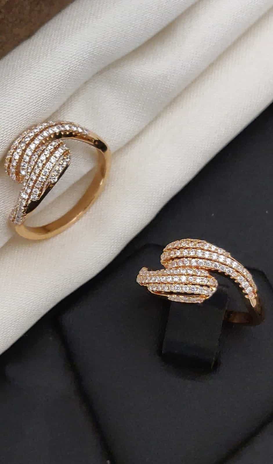 stylish finger ring in rose gold color