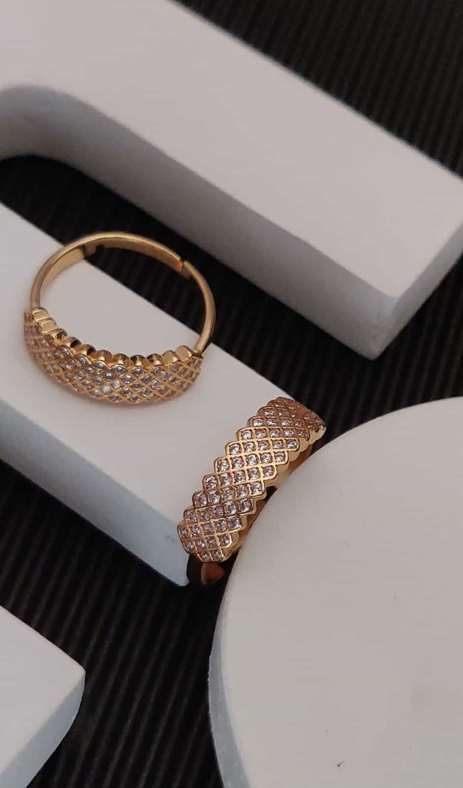  finger ring crafted in rose gold, set with an American diamond