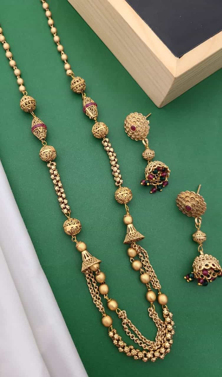 Exquisite antique-style necklace and earrings 