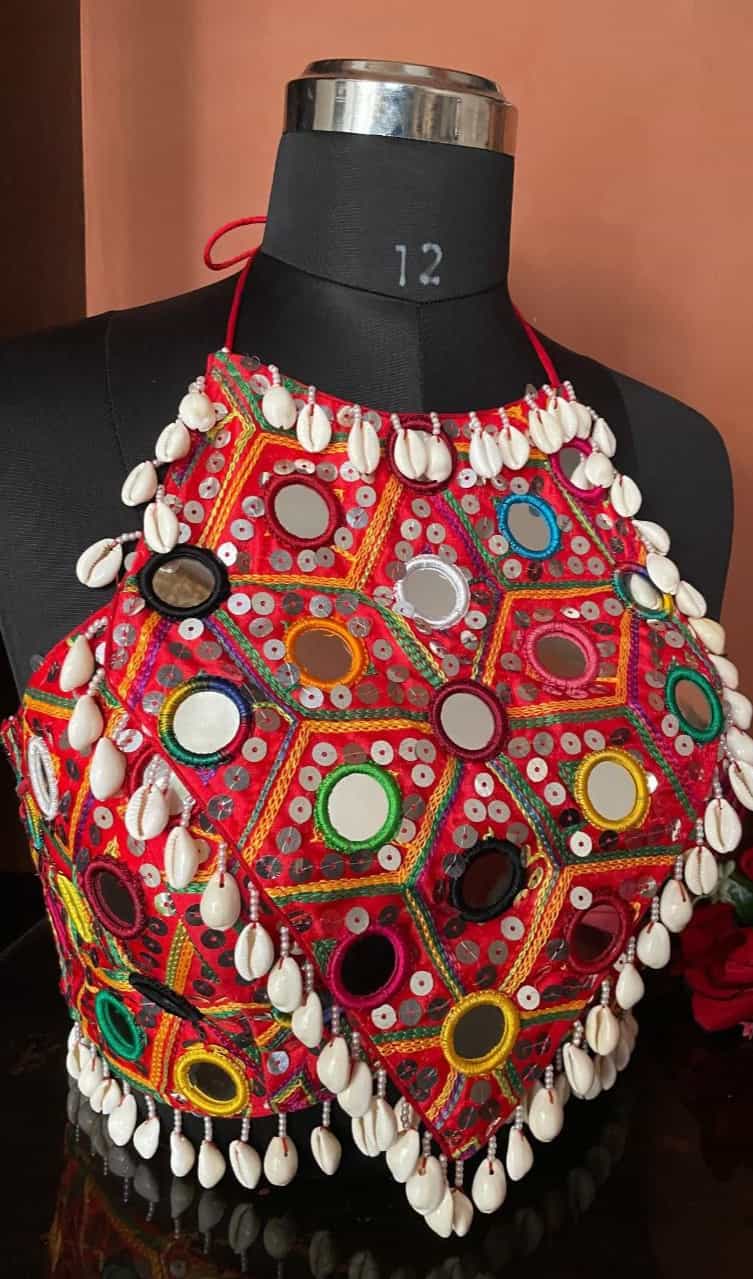 Eye-catching red blouse with tricot fusing and decorative latkans