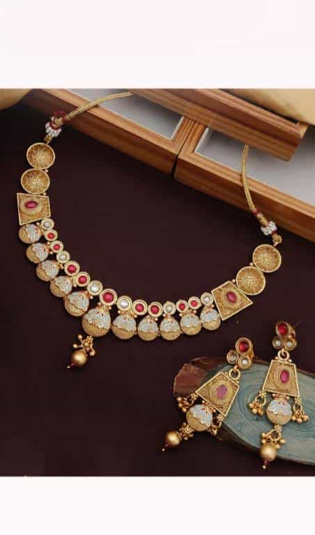 Brass-based gold necklace with stunning earrings