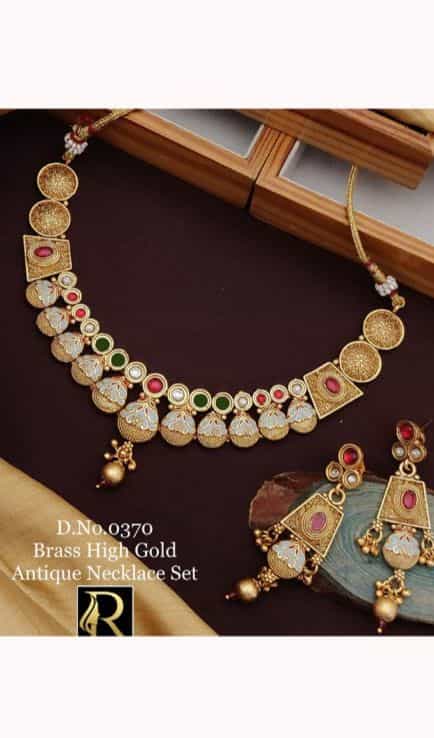 Classic adjustable gold necklace set with earrings