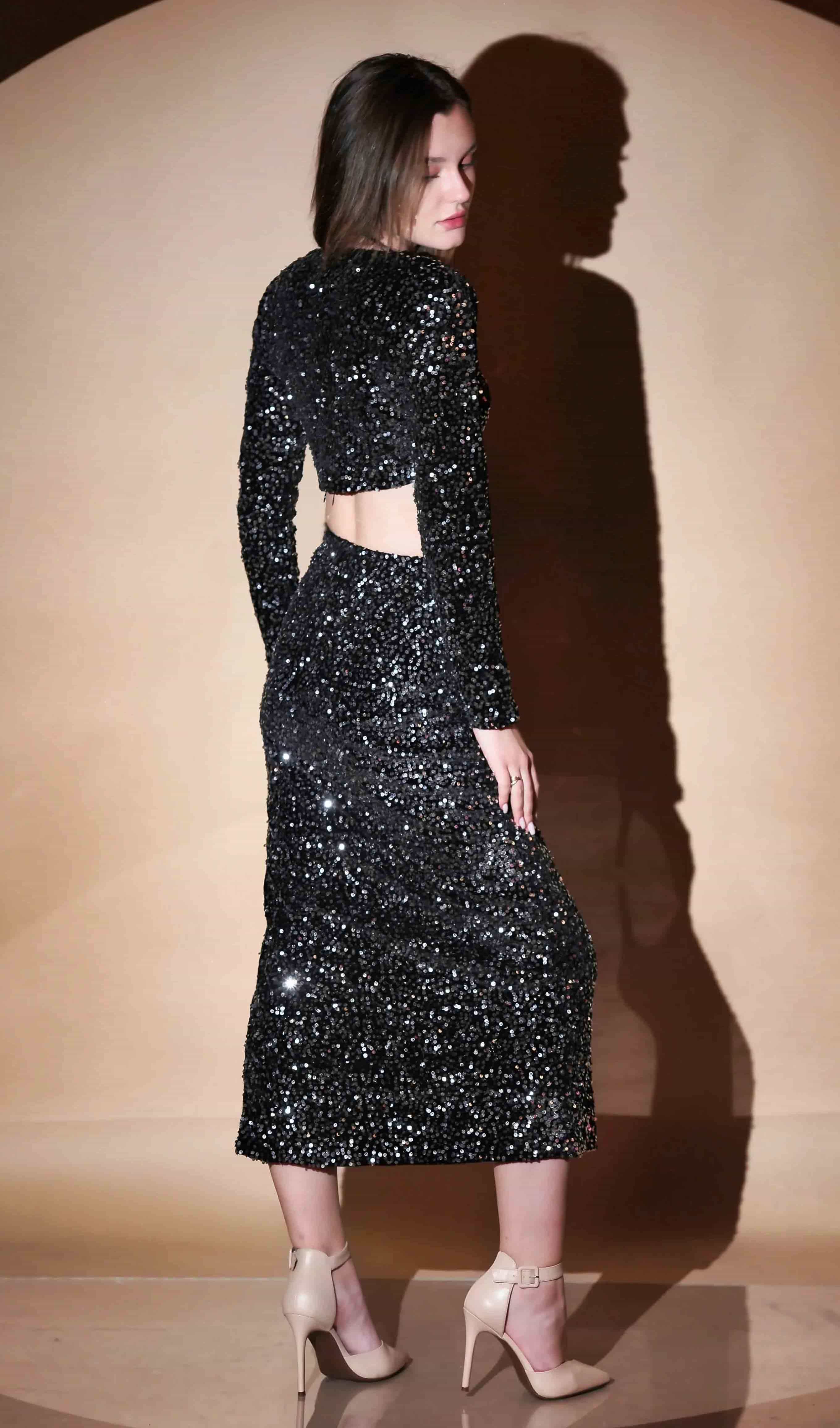 Slim fit black velvet sequin top with round neck and slit skirt